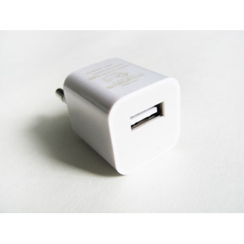 Вид на сетевое зарядное устройство со стороны USB порта-1