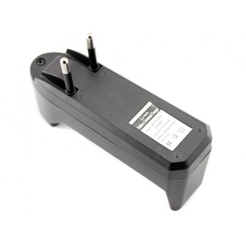 Для компактності при перенесенні вилка зроблена відкидною-1