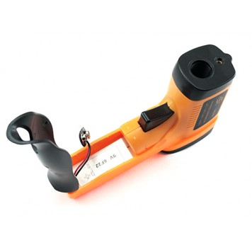 Отсек для батареи питания находится в ручке пирометра-1