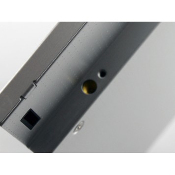 Отверстие для винта, фиксирующего жесткий диск-1