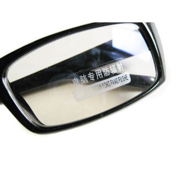 Надпись на наклейке на стекле компьютерных очков-1