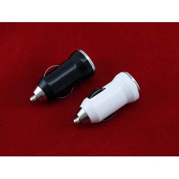 Зарядное устройство вставляется в гнездо прикуривателя автомобиля-2