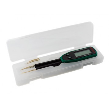 В комплект входит пластмассовый пенал для хранения тестера и запасных щупов-3