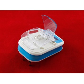 Часть крышки откидывается – это сделано для удобного выставления усиков контактов устройства-2