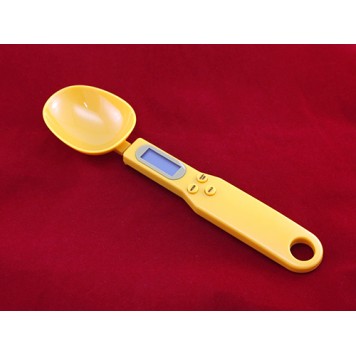 Ложка желтого цвета-3