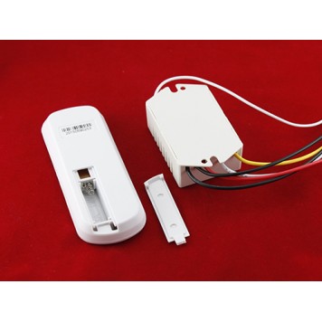 Зворотний бік бездротового вимикача освітлення 220В і відсік для живлення пульта-1