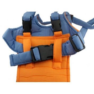 Віжки одягаються на ніжки дитини і фіксуються за допомогою ременя-3