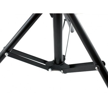 К нижнему основанию студийной стойки через дополнительные распорки прикрепляются нижние части ног-1