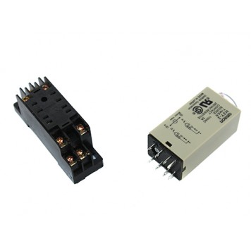 Комплект состоит из самого реле с контактами и клеммной колодки-1