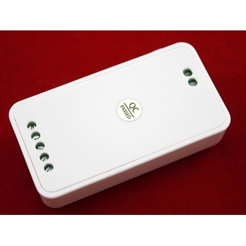 Гвинти клемних колодок для підключення живлення і світлодіодної стрічки-3