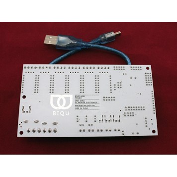 На звороті плата RepRap BIQU Rumba і USB кабель з комплекту поставки-1