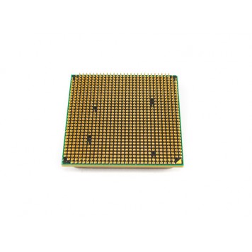 Вид на процессор AMD Phenom II X3 710 со стороны контактов-1