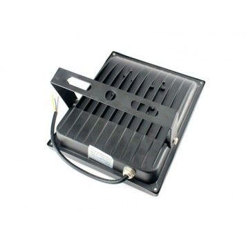 Задня сторона корпусу з ребрами для кращого охолодження-2