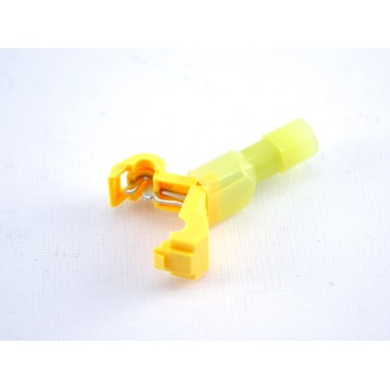 Плоский изолированный разъем вставлен в Т-образный ответвитель-1