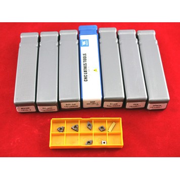 Токарні різці з ключами розміщені в пластикових пеналах-3