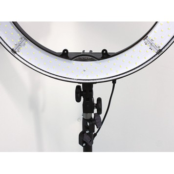 Кільцева LED лампа встановлена на стійку-4