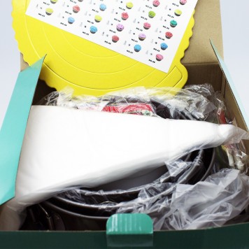 Предмети з набору розміщені в картонній коробці-3