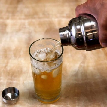 Приготування коктейлю за допомогою шейкера-2