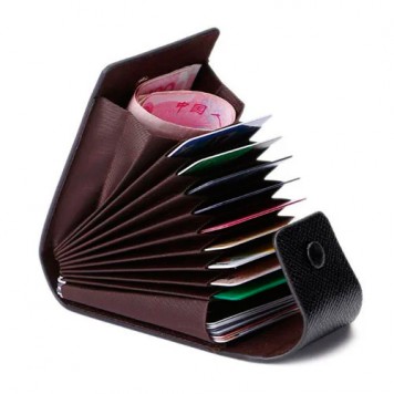 В крайние отделения можно разместить сложенные купюры-3