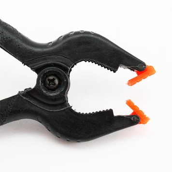 Кінці губок прищіпки оснащені поворотними рифленими тримачами-1