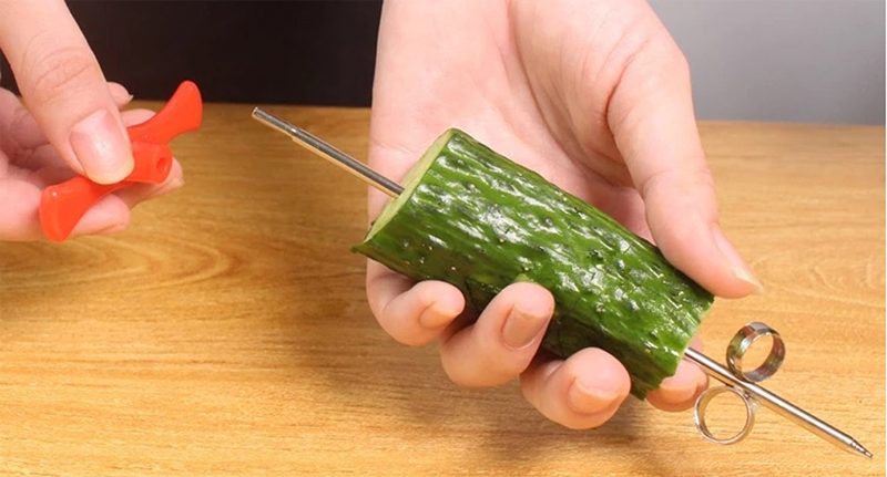 Вращайте нож и проникайте режущими кольцами в овощ на всю длину, после чего снимите красную ручку