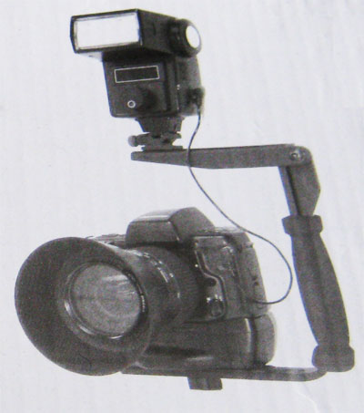 Держатель для установки вспышки вне камеры установлен на камеру